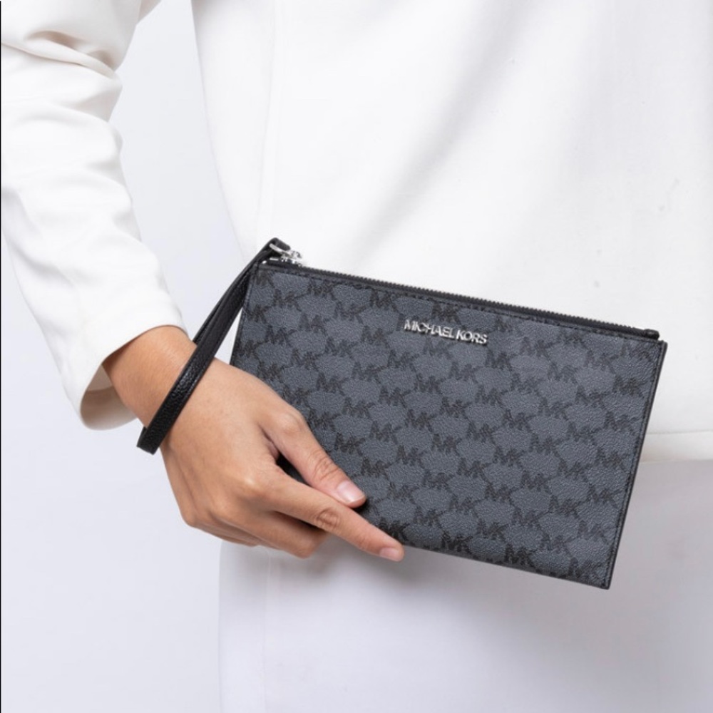 Michael Kors Jet Set Item LG Zip Clutch Wristlet